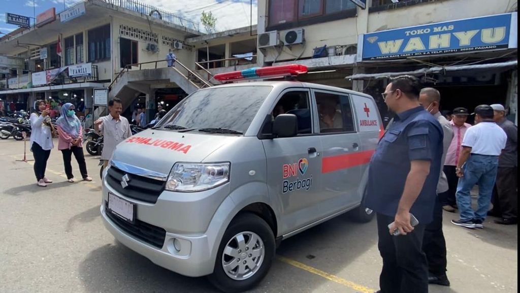 Berkat Andre Rosiade, Pedagang Pasar Raya Padang Dapat Ambulans