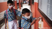 Siswa-siswi kembali ke sekolah usai masa libur diperpanjang yang berakhir hari Rabu (11/5). Diketahui, kebijakan ini sesuai arahan Kemendikbudristek untuk wilayah DKI Jakarta, Jawa Barat, dan Banten.