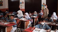 Untuk diketahui, PTM di SDN Pancoranmas 3 Depok dibagi menjadi sesi pagi dan siang.