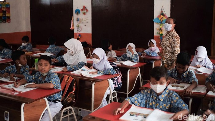 Antusias Pelajar di Depok Kembali Ikut PTM Usai Libur Lebaran Pembelajaran tatap muka (PTM) kembali digelar usai libur Hari Raya Idul Fitri. Siswa-siswi di kawasan Depok tampak antusias kembali ke sekolah.