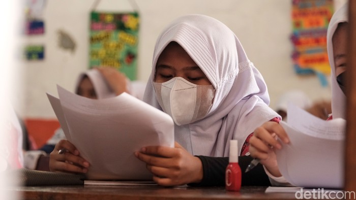 Pembelajaran tatap muka (PTM) kembali digelar usai libur Hari Raya Idul Fitri. Siswa-siswi di kawasan Depok tampak antusias kembali ke sekolah.