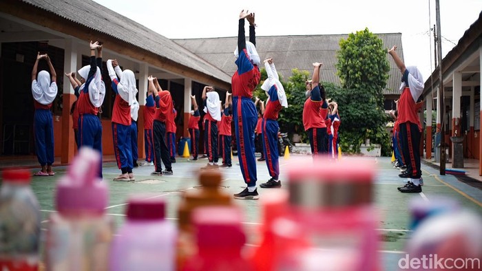 Antusias Pelajar di Depok Kembali Ikut PTM Usai Libur Lebaran Pembelajaran tatap muka (PTM) kembali digelar usai libur Hari Raya Idul Fitri. Siswa-siswi di kawasan Depok tampak antusias kembali ke sekolah.