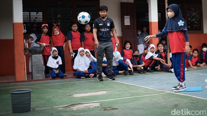 Antusias Pelajar di Depok Kembali Ikut PTM Usai Libur Lebaran Pembelajaran tatap muka (PTM) kembali digelar usai libur Hari Raya Idul Fitri. Siswa-siswi di kawasan Depok tampak antusias kembali ke sekolah.