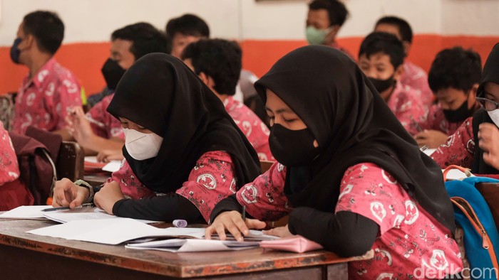 Pembelajaran tatap muka (PTM) kembali digelar usai libur Hari Raya Idul Fitri. Siswa-siswi di kawasan Depok tampak antusias kembali ke sekolah.