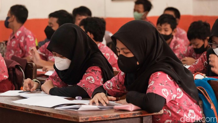 Antusias Pelajar di Depok Kembali Ikut PTM Usai Libur Lebaran Pembelajaran tatap muka (PTM) kembali digelar usai libur Hari Raya Idul Fitri. Siswa-siswi di kawasan Depok tampak antusias kembali ke sekolah.