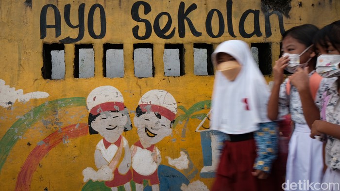 Pembelajaran tatap muka (PTM) kembali digelar usai libur Hari Raya Idul Fitri. Siswa-siswi di kawasan Depok tampak antusias kembali ke sekolah.