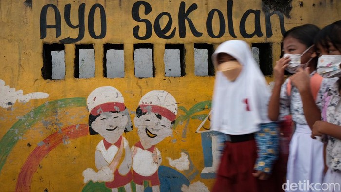 Antusias Pelajar di Depok Kembali Ikut PTM Usai Libur Lebaran Pembelajaran tatap muka (PTM) kembali digelar usai libur Hari Raya Idul Fitri. Siswa-siswi di kawasan Depok tampak antusias kembali ke sekolah.