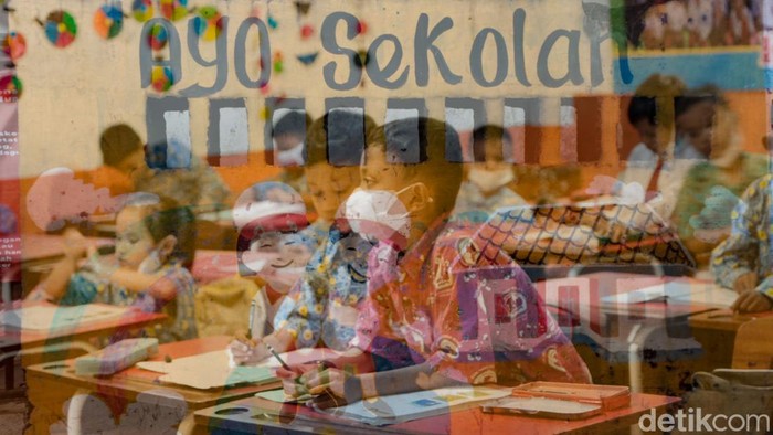 Antusias Pelajar di Depok Kembali Ikut PTM Usai Libur Lebaran Pembelajaran tatap muka (PTM) kembali digelar usai libur Hari Raya Idul Fitri. Siswa-siswi di kawasan Depok tampak antusias kembali ke sekolah.