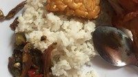 Pengalaman selanjutnya datang dari netizen @sweet**. yang pernah menemukan kuda laut di ikan teri. Sata itu dia tengah menyantap nasi, tumis teri, tempe dan ayam goreng. Foto: Twitter