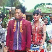 Dalam keterangan unggahannya di Instagram, Arie menjelaskan bahwa acara tersebut memang telah lama tertunda karena pandemi. Syukuran perninkahan yang sekian lama tertunda karena pandemi. Akhirnya bisa menyambut Nona bersama keluarga besar di Buton. Senang sekali bisa berkumpul dengan segenap keluarga besar, teman sekolah, kerabat dekat dan masyarakat Buton yang menghadiri acara ini, tulis Arie. Foto: Instagram/@arie_kriting