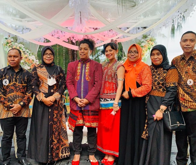 Melalui keterangan unggahannya, Arie pun sempat menceritakan pengalaman menarik yang dialaminya saat syukuran pernikahan. Acara ini kan digelar outdoor di tepi pantai. Sebelum acara, dari pagi sampai sore hujan deras mulu. Sore menjelang acara, hujannya reda dong. Dan sepanjang acara sudah gak hujan sama sekali. Acara kelar sekitar jam 9 malam. Pas sudah di rumah, tengah malam hujan turun deras lagi. Alhamdulillah, semoga ini pertanda baik, terangnya. Foto: Instagram/@yantisuhardin