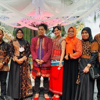 Melalui keterangan unggahannya, Arie pun sempat menceritakan pengalaman menarik yang dialaminya saat syukuran pernikahan. Acara ini kan digelar outdoor di tepi pantai. Sebelum acara, dari pagi sampai sore hujan deras mulu. Sore menjelang acara, hujannya reda dong. Dan sepanjang acara sudah gak hujan sama sekali. Acara kelar sekitar jam 9 malam. Pas sudah di rumah, tengah malam hujan turun deras lagi. Alhamdulillah, semoga ini pertanda baik, terangnya. Foto: Instagram/@yantisuhardin