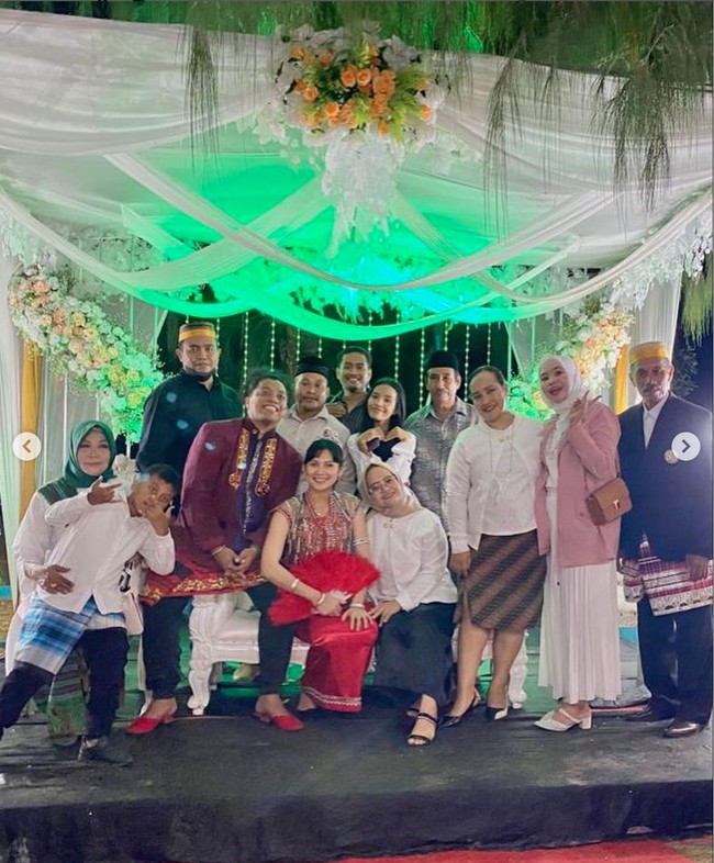Acara syukuran pernikahan Arie Kriting dan Indah Permatasari tampak ramai dihadiri oleh keluarga dan para kerabat. Tak lupa mereka pun berfoto bersama untuk mengabadikan momen penting tersebut. Foto: Instagram/@sasita.sasita.750