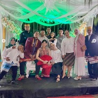 Acara syukuran pernikahan Arie Kriting dan Indah Permatasari tampak ramai dihadiri oleh keluarga dan para kerabat. Tak lupa mereka pun berfoto bersama untuk mengabadikan momen penting tersebut. Foto: Instagram/@sasita.sasita.750
