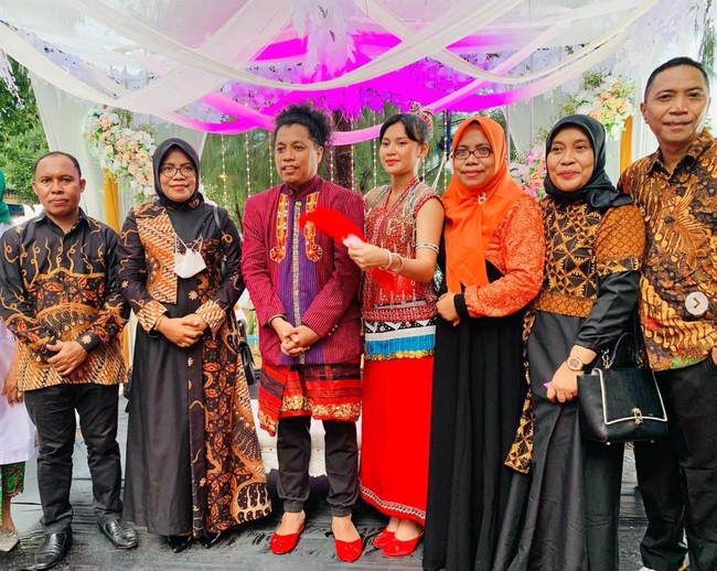Dengan diadakannya syukuran tersebut, maka kini Indah Permatasari secara resmi telah menjadi keluarga besar orang Buton. Arie Kriting dan Indah Permatasari sendiri sebelumnya telah resmi menikah pada Januari 2021 lalu. Foto: Instagram/@yantisuhardin