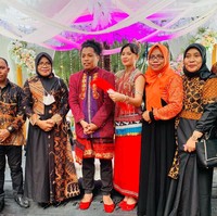 Dengan diadakannya syukuran tersebut, maka kini Indah Permatasari secara resmi telah menjadi keluarga besar orang Buton. Arie Kriting dan Indah Permatasari sendiri sebelumnya telah resmi menikah pada Januari 2021 lalu. Foto: Instagram/@yantisuhardin