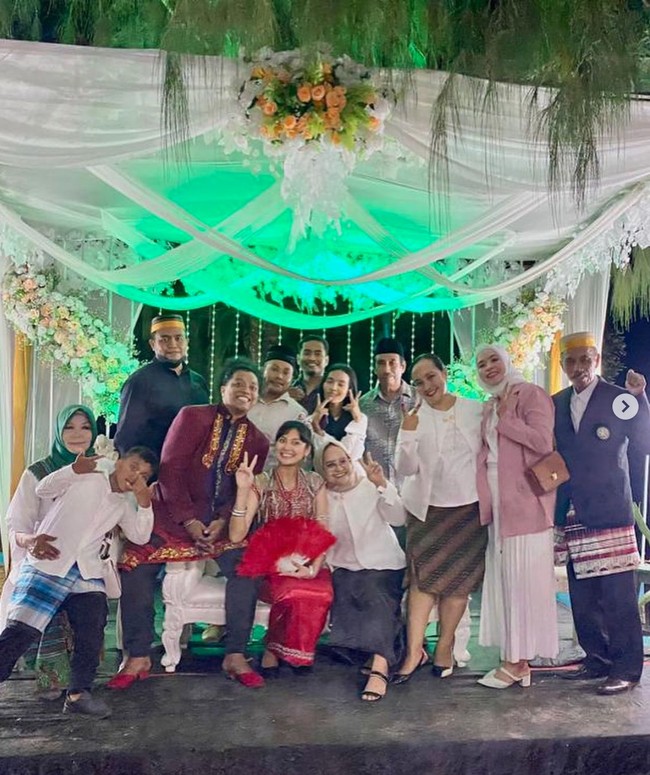 Ekspresi bahagia pun tampak jelas di wajah Arie Kriting dan Indah Permatasari. Sejak menikah hingga saat ini keduanya memang selalu terlihat kompak bersama. Foto: Instagram/@sasita.sasita.750