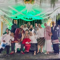 Ekspresi bahagia pun tampak jelas di wajah Arie Kriting dan Indah Permatasari. Sejak menikah hingga saat ini keduanya memang selalu terlihat kompak bersama. Foto: Instagram/@sasita.sasita.750