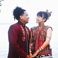 Setelah lama tertunda, Arie Kriting dan Indah akhirnya menggelar syukuran pernikahan bersama keluarga besar di Buton. Momen syukuran pernikahan keduanya itu pun tampak dibagikan oleh Arie dan beberapa tamu yang hadir ke akun Instagram. Foto: Instagram/@arie_kriting