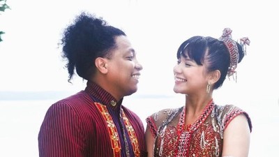 7 Foto Indah Permatasari & Arie Kriting Syukuran Nikah, Berbaju Adat Sulawesi
