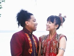 7 Foto Indah Permatasari & Arie Kriting Syukuran Nikah, Berbaju Adat Sulawesi