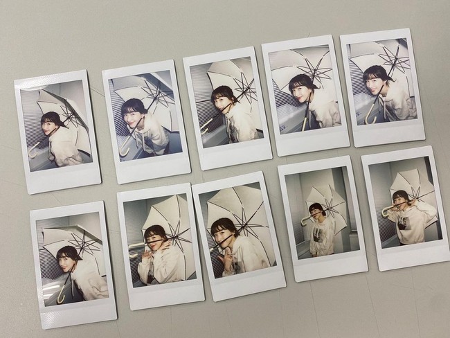 Dalam video yang viral, Ayumi terlihat tak perlu memegang tongkat selfie ketika ingin swafoto, ia bisa melipatkan telinganya yang elastis pada bagian gagangnya. Foto: Instagram Ayumi Takada