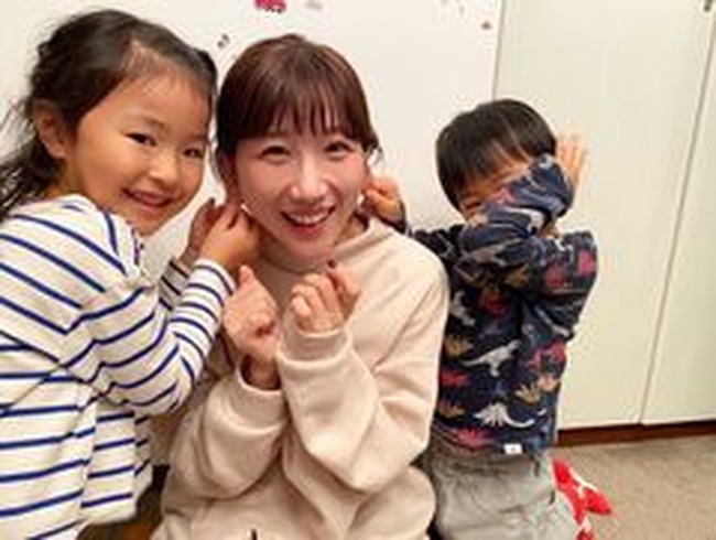 Aku bisa memegang stik selfie, kuas kaligrafi, payung, perlengkapan kebersihan, dan gantungan busana. Orang selalu bertanya apa itu sakit tapi tidak sakit sama sekali ketika aku menariknya untuk memegang sebuah barang. Telingaku secara natural kembali seperti biasa, lanjut Ayumi.Foto: Instagram Ayumi Takada