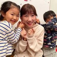 Aku bisa memegang stik selfie, kuas kaligrafi, payung, perlengkapan kebersihan, dan gantungan busana. Orang selalu bertanya apa itu sakit tapi tidak sakit sama sekali ketika aku menariknya untuk memegang sebuah barang. Telingaku secara natural kembali seperti biasa, lanjut Ayumi.Foto: Instagram Ayumi Takada