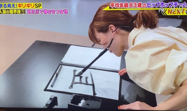 Karena itu, saat hujan Ayumi bisa memakai payung tanpa memegangnya dengan tangan. Foto: Instagram Ayumi Takada