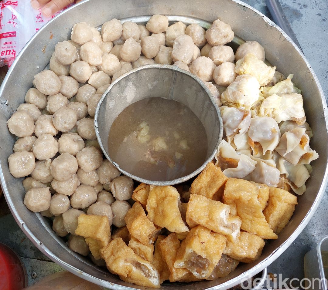 Bakso daging sapi dan rujak cingur di Surabaya tidak terpengaruh wabah PMK
