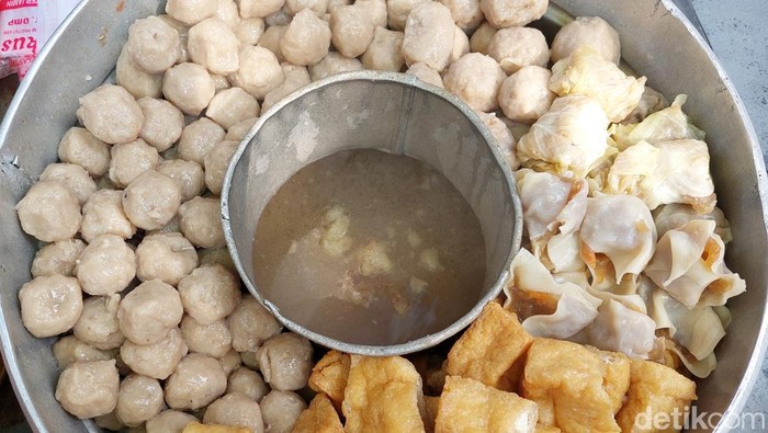 Bakso daging sapi dan rujak cingur di Surabaya tidak terpengaruh wabah PMK