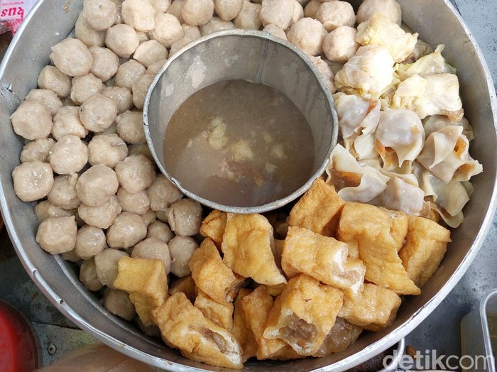 Bakso daging sapi dan rujak cingur di Surabaya tidak terpengaruh wabah PMK
