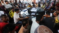 Pemerintah melalui jajaran TNI dan Polri menyalurkan bantuan tunai sebesar Rp 600 ribu kepada 1,76 juta nelayan di 212 kabupaten dan kota dengan kriteria pelaku usaha kelautan dan perikanan yang merupakan nelayan buruh, nelayan penangkap ikan tanpa kapal, atau nelayan pemilik kapal kurang dari 5 GT (Gross Tonase).