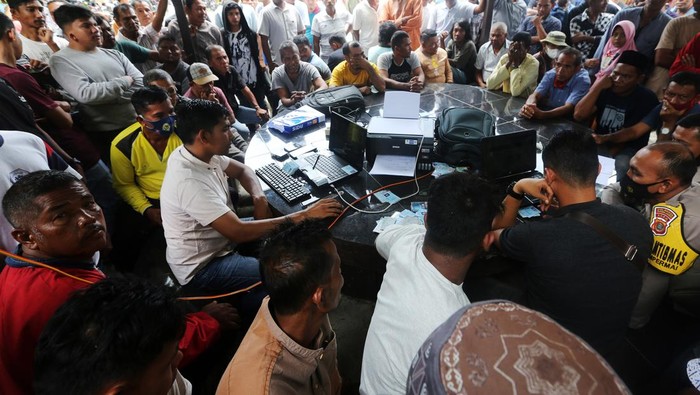 BANTUAN TUNAI NELAYAN TRADISIONAL Nelayan tradisional membenahi perahu dan alat tangkap seusai melaut di pesisir pantai Aceh Besar, Aceh, Kamis (12/5/2022). Pemerintah melalui jajaran TNI dan Polri menyalurkan bantuan tunai sebesar Rp600.00 kepada 1,76 juta nelayan di 212 kabupaten dan kota dengan kriteria pelaku usaha kelautan dan perikanan yang merupakan nelayan buruh, nelayan penangkap ikan tanpa kapal, atau nelayan pemilik kapal kurang dari 5 GT (Gross Tonase) sebagai upaya pemulihan ekonomi akibat pandemi COVID-19. ANTARA FOTO/Irwansyah Putra/foc.