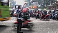 Warga yang sebelumnya mudik ke kampung halaman untuk berlebaran bersama keluarga telah kembali ke Jakarta untuk melanjutkan aktivitas sehari-hari.