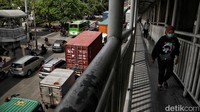 Pada pagi hari, jalanan di Jakarta ramai oleh para pekerja dan anak-anak sekolah.