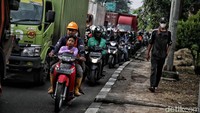 Kemacetan terlihat di sejumlah ruas jalan ibu kota. Salah satunya di perbatasan Jakarta-Bekasi Harapan Indah mengarah ke Pulogadung.