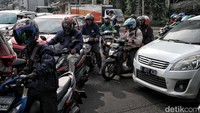 Selain itu kemacetan juga terjadi di kawasan Jalan Yos Sudarso Tanjung Priok.