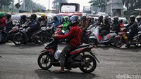Selain sibuk oleh aktivitas para pekerja, jalanan ibu kota kembali ramai karena hari ini merupakan hari pertama masuk sekolah di kawasan Jakarta.