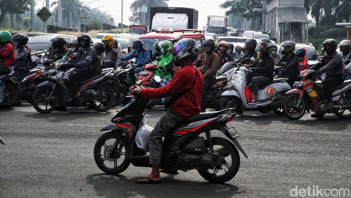 Begini Sibuknya Kota Jakarta yang Kembali Ramai Usai Lebaran Jakarta kembali ramai dan sibuk oleh aktivitas warganya usai libur lebaran. Antrean panjang kendaraan kembali terlihat di sejumlah ruas jalan di ibu kota.