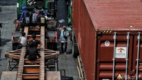 Di Tanjung Priok, kendaraan kontainer pekerja pelabuhan terlihat mendominasi ruas jalan kawasan itu.