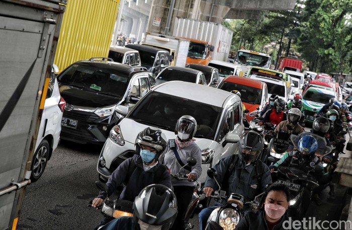 Jakarta kembali ramai dan sibuk oleh aktivitas warganya usai libur lebaran. Antrean panjang kendaraan kembali terlihat di sejumlah ruas jalan di ibu kota.