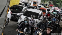 Antrean panjang kendaraan terlihat di salah satu ruas jalan Jakarta yang kembali ramai oleh aktivitas warganya usai libur lebaran, Kamis (12/5/2022).