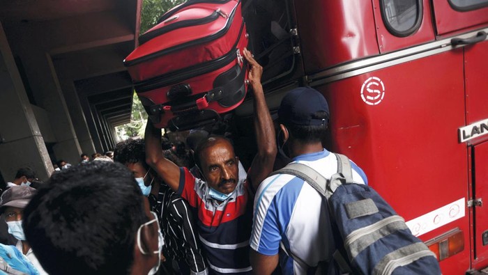 Berebut Tempat di Bus untuk Hindari Jam Malam di Kolombo People gather at the main bus stand to catch a bus before curfew starts, after a clash between anti-government demonstrators and Sri Lanka's ruling party supporters, amid the country's economic crisis, in Colombo, Sri Lanka, May 12, 2022. REUTERS/Dinuka Liyanawatte