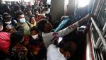 Berebut Tempat di Bus untuk Hindari Jam Malam di Kolombo