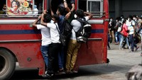 Penumpang bus meluber hingga ke pintu.