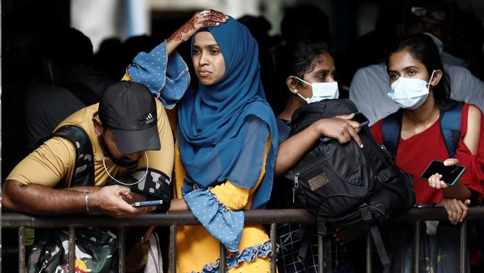 People gather at the main bus stand to catch a bus before curfew starts, after a clash between anti-government demonstrators and Sri Lankas ruling party supporters, amid the countrys economic crisis, in Colombo, Sri Lanka, May 12, 2022. REUTERS/Dinuka Liyanawatte