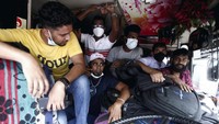 Sebuah bus yang terlalu padat meninggalkan halte bus utama sebelum jam malam dimulai di Kolombo, Sri Lanka, Kamis (12/5).
