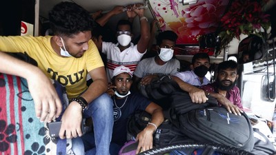 Berebut Tempat di Bus untuk Hindari Jam Malam di Kolombo