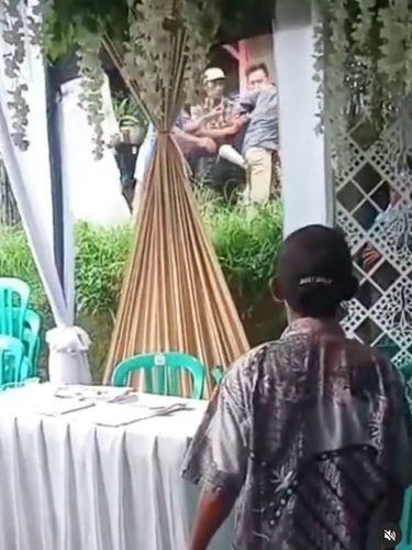 Beredar viral pria yang mengamuk di acara pernikahan mantannya.